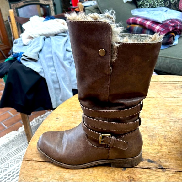 Women’s tan boots with buckles and faux fur inside, size 8 - Picture 2 of 7